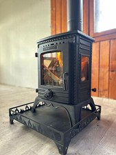 Piccola stufa a legna in ghisa